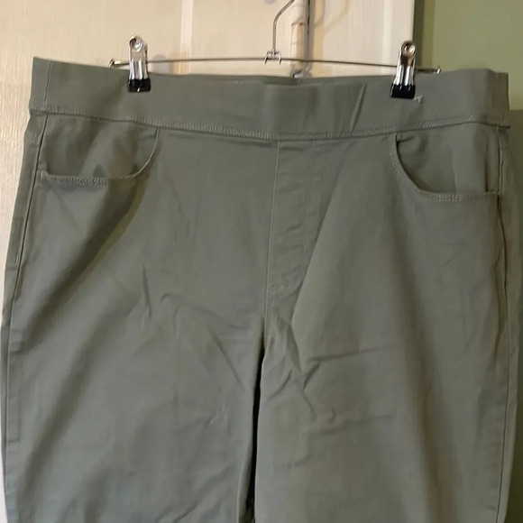 Gloria Vanderbilt Women's Pants Size 16/ Inseam 26"pull on crop length mid-rise. - Picture 2 of 11